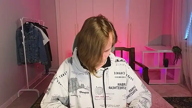 Snapshot of nikompell chatting on 03/18/25, 03:09 nikompell online show from 03/18/25, 03:09