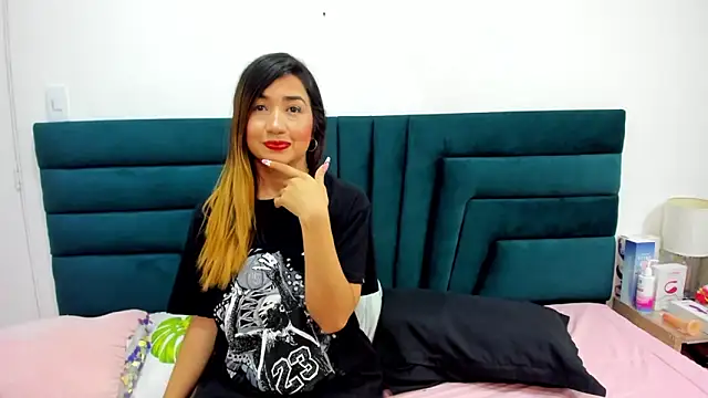 Snapshot of LisaWhite_ chatting on 03/04/25, 01:23 LisaWhite online show from 03/04/25, 01:23