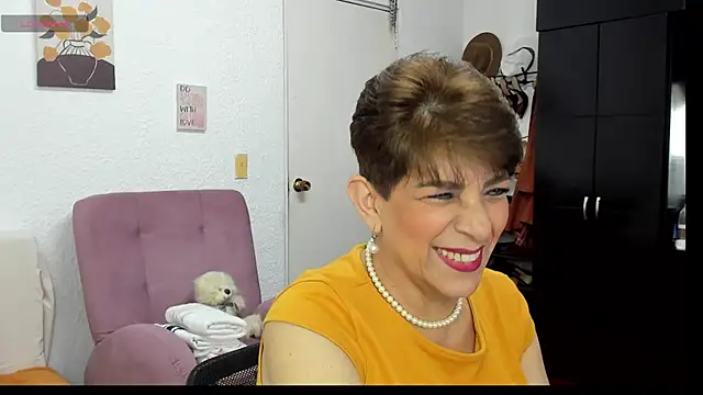 Snapshot of Angelina_Stone_65 chatting on 11/13/25, 10:30 Angelina Stone 65 online show from 11/13/25, 10:30