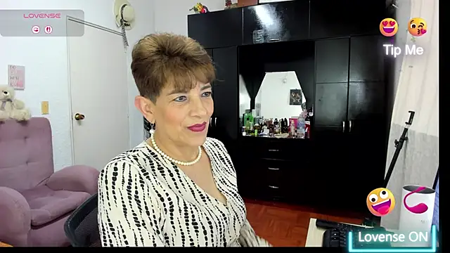 Snapshot of Angelina_Stone_65 chatting on 11/19/25, 10:10 Angelina Stone 65 online show from 11/19/25, 10:10