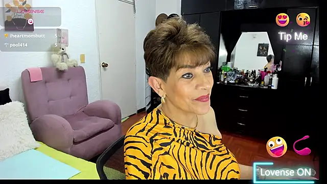 Snapshot of Angelina_Stone_65 chatting on 11/26/25, 01:06 Angelina Stone 65 online show from 11/26/25, 01:06
