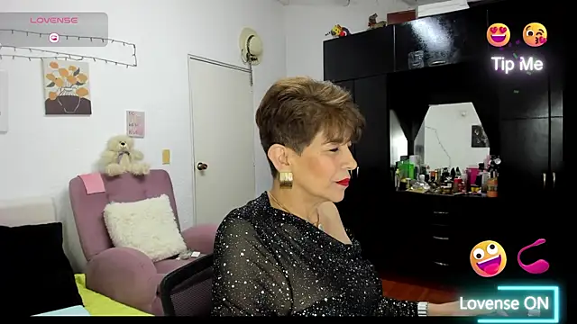 Snapshot of Angelina_Stone_65 chatting on 11/28/25, 09:50 Angelina Stone 65 online show from 11/28/25, 09:50