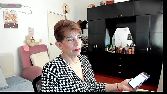 Snapshot of Angelina_Stone_65 chatting on 12/01/25, 08:58 Angelina Stone 65 online show from 12/01/25, 08:58