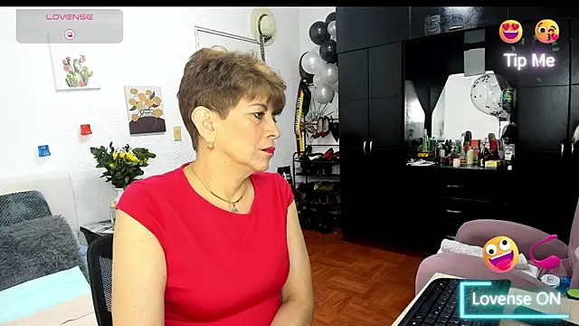 Snapshot of Angelina_Stone_65 chatting on 01/07/26, 11:18 Angelina Stone 65 online show from 01/07/26, 11:18