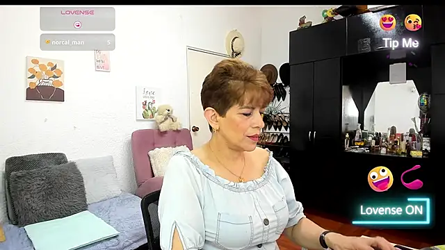Snapshot of Angelina_Stone_65 chatting on 01/18/26, 09:18 Angelina Stone 65 online show from 01/18/26, 09:18