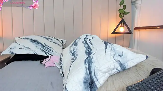 JulianaWaldo online show from 01/30/25, 04:24