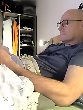 bogland33 online show from 12/15/25, 08:02