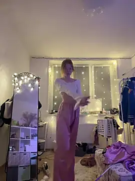 Snapshot of Esme_Runn chatting on 02/26/25, 02:25 Esme Runn online show from 02/26/25, 02:25