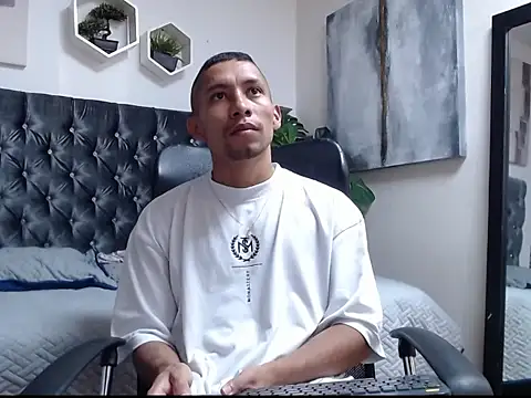 Snapshot of richar_voller chatting on 10/20/25, 11:21 richar voller online show from 10/20/25, 11:21