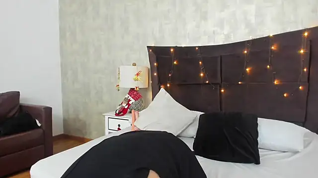 Snapshot of RoxieJackson chatting on 12/15/24, 11:45 RoxieJackson online show from 12/15/24, 11:45