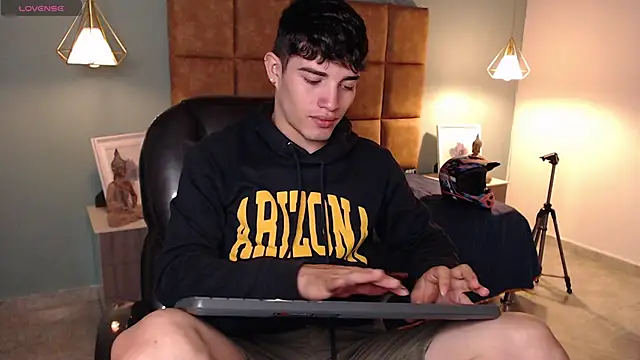 Snapshot of AlejooTwink chatting on 02/10/25, 04:04 AlejooTwink online show from 02/10/25, 04:04