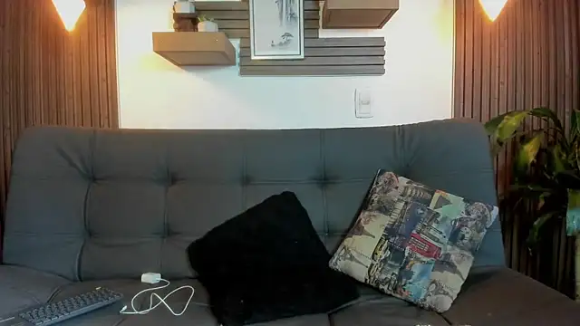 Layla 707 online show from 10/10/25, 10:20