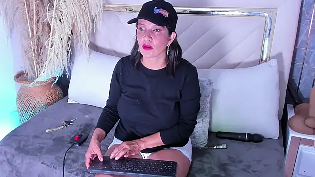 Snapshot of Slut_Milf_ chatting on 09/22/25, 07:38 Slut Milf  online show from 09/22/25, 07:38