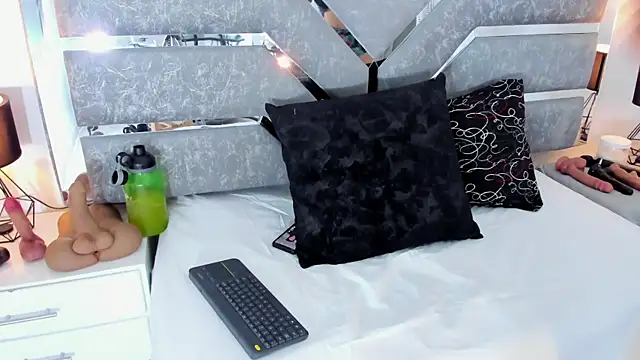 Slut Milf  online show from 05/01/26, 11:15