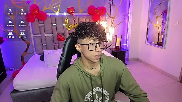 Snapshot of AkazaBoy_ chatting on 02/07/25, 04:16 AkazaBoy online show from 02/07/25, 04:16