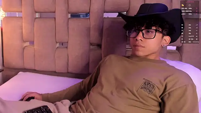 AkazaBoy  online show from 11/18/25, 04:39