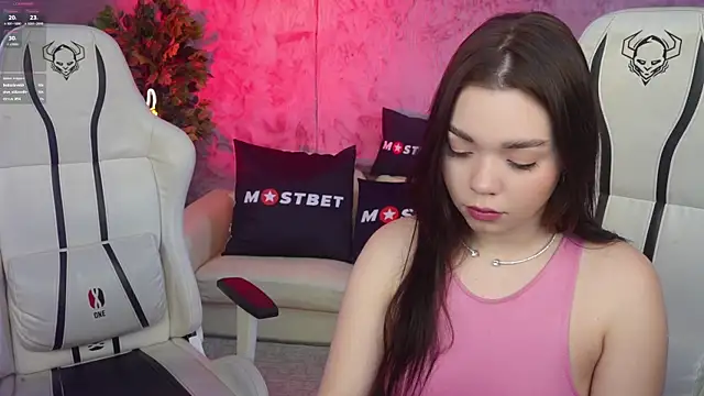 Magnetic Mia  online show from 12/17/24, 03:28