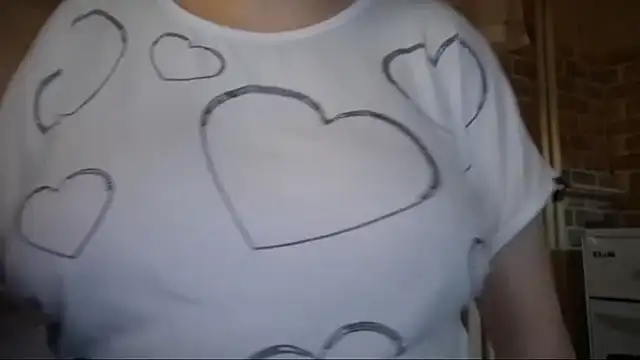 Snapshot of AalinnaK chatting on 01/10/26, 12:01 AalinnaK online show from 01/10/26, 12:01