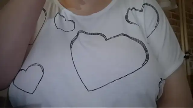 Snapshot of AalinnaK chatting on 01/15/26, 12:21 AalinnaK online show from 01/15/26, 12:21