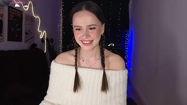 Snapshot of Emillias chatting on 12/05/25, 02:03 Emillias online show from 12/05/25, 02:03