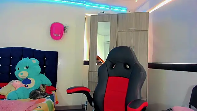 Hellen moons   online show from 10/02/25, 07:10