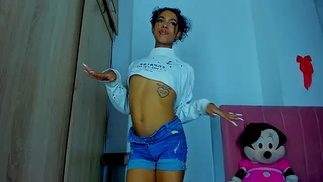 Snapshot of bloom444 chatting on 12/17/24, 10:01 bloom444 online show from 12/17/24, 10:01