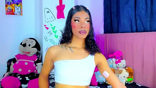 Snapshot of bloom444 chatting on 09/23/25, 10:35 bloom444 online show from 09/23/25, 10:35