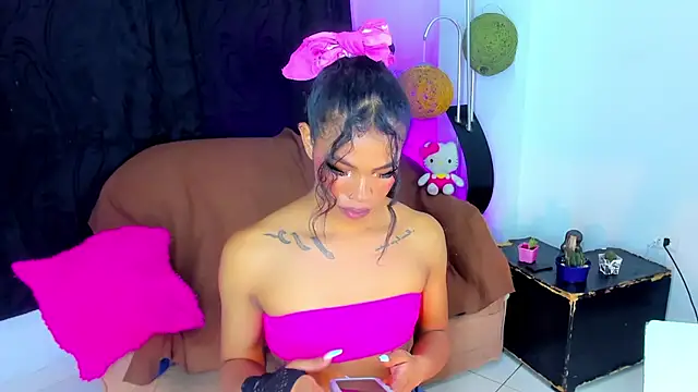 Snapshot of bloom444 chatting on 10/25/25, 04:20 bloom444 online show from 10/25/25, 04:20