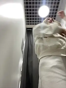 Holly Molii online show from 12/19/24, 08:23