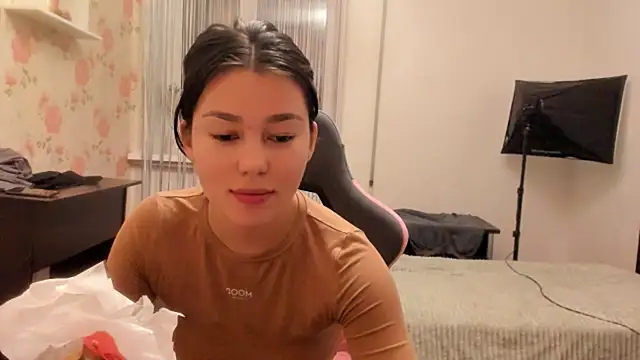 Snapshot of LunaXmii chatting on 12/08/24, 01:35 LunaXmii online show from 12/08/24, 01:35