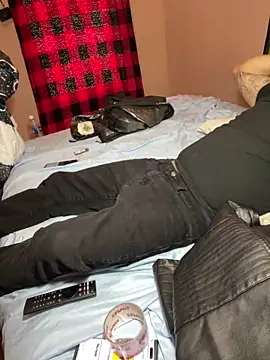 Snapshot of ElLechero214 chatting on 01/07/25, 04:05 ElLechero214 online show from 01/07/25, 04:05