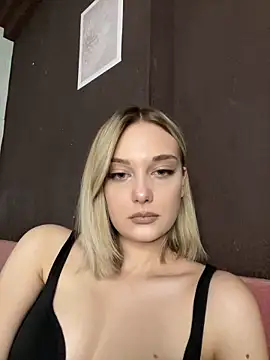 Snapshot of Alisa_Rise chatting on 03/08/25, 12:11 Alisa Rise online show from 03/08/25, 12:11