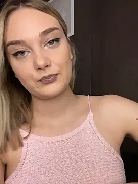 Snapshot of Alisa_Rise chatting on 11/02/25, 03:25 Alisa Rise online show from 11/02/25, 03:25