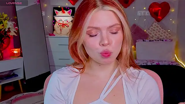 Snapshot of Red__Candy chatting on 02/17/26, 03:29 Red Candy online show from 02/17/26, 03:29