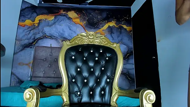 Snapshot of LuciaMoretti_ chatting on 10/03/25, 12:35 LuciaMoretti online show from 10/03/25, 12:35