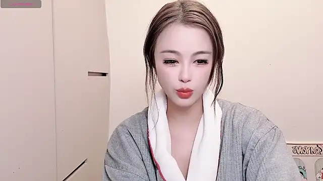 Snapshot of Neyllar chatting on 12/22/25, 12:29 Neyllar online show from 12/22/25, 12:29