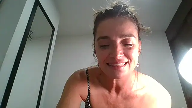 Snapshot of Liloo8923 chatting on 12/18/24, 01:26 Liloo8923 online show from 12/18/24, 01:26