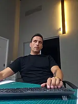 Snapshot of Lucas___81 chatting on 10/21/25, 06:30 Lucas 81 online show from 10/21/25, 06:30