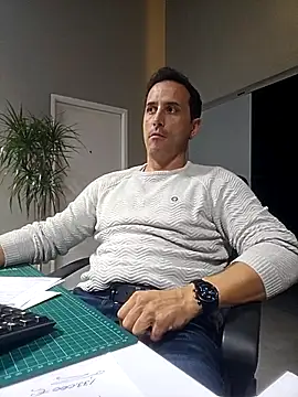 Snapshot of Lucas___81 chatting on 11/06/25, 07:48 Lucas 81 online show from 11/06/25, 07:48