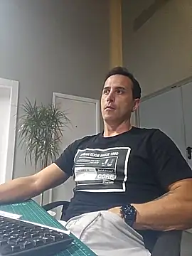 Snapshot of Lucas___81 chatting on 11/12/25, 07:35 Lucas 81 online show from 11/12/25, 07:35