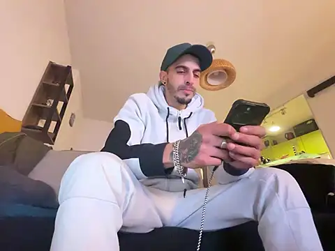 Snapshot of Rebeu313 chatting on 12/26/24, 08:00 Rebeu313 online show from 12/26/24, 08:00