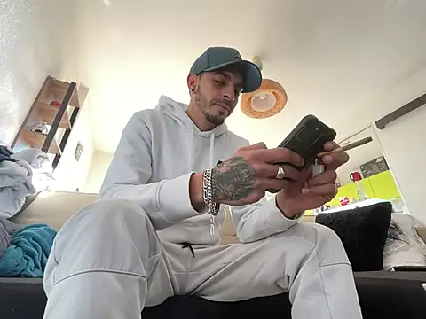 Snapshot of Rebeu313 chatting on 12/27/24, 01:28 Rebeu313 online show from 12/27/24, 01:28