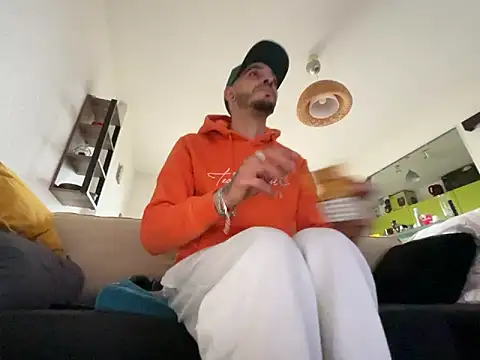 Snapshot of Rebeu313 chatting on 01/03/25, 03:22 Rebeu313 online show from 01/03/25, 03:22