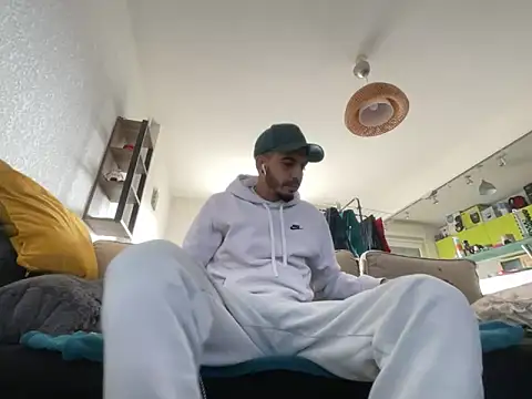 Snapshot of Rebeu313 chatting on 01/16/25, 01:58 Rebeu313 online show from 01/16/25, 01:58