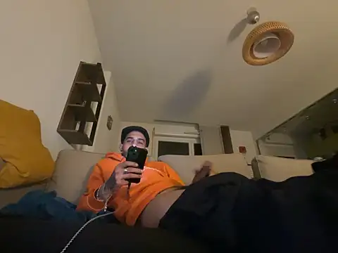 Snapshot of Rebeu313 chatting on 01/27/25, 08:17 Rebeu313 online show from 01/27/25, 08:17