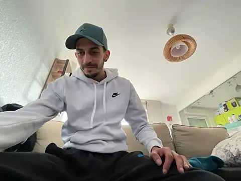 Snapshot of Rebeu313 chatting on 02/13/25, 02:52 Rebeu313 online show from 02/13/25, 02:52