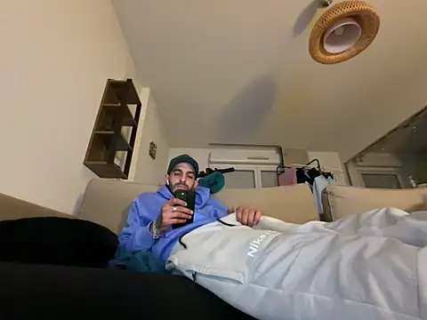 Snapshot of Rebeu313 chatting on 02/21/25, 06:37 Rebeu313 online show from 02/21/25, 06:37