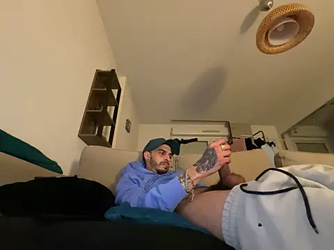 Snapshot of Rebeu313 chatting on 02/21/25, 09:43 Rebeu313 online show from 02/21/25, 09:43