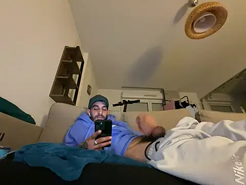 Snapshot of Rebeu313 chatting on 02/22/25, 12:49 Rebeu313 online show from 02/22/25, 12:49