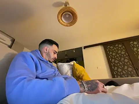 Snapshot of Rebeu313 chatting on 02/26/25, 04:25 Rebeu313 online show from 02/26/25, 04:25